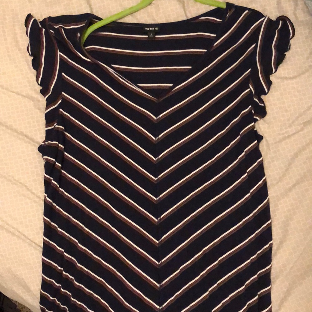Fitted shirt with detail in the sleeves
